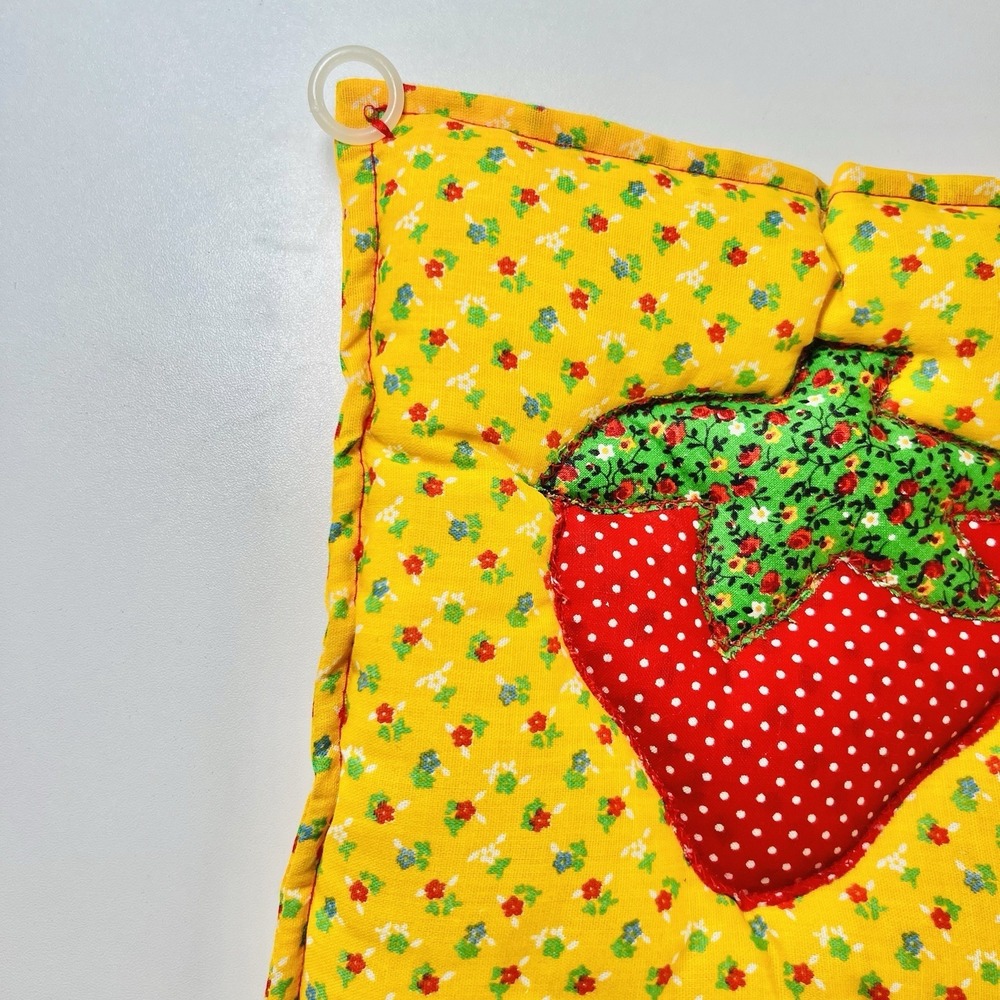 Strawberry & Floral Quilted Potholder - Handmade Retro Kitchen - Picture 4 of 6